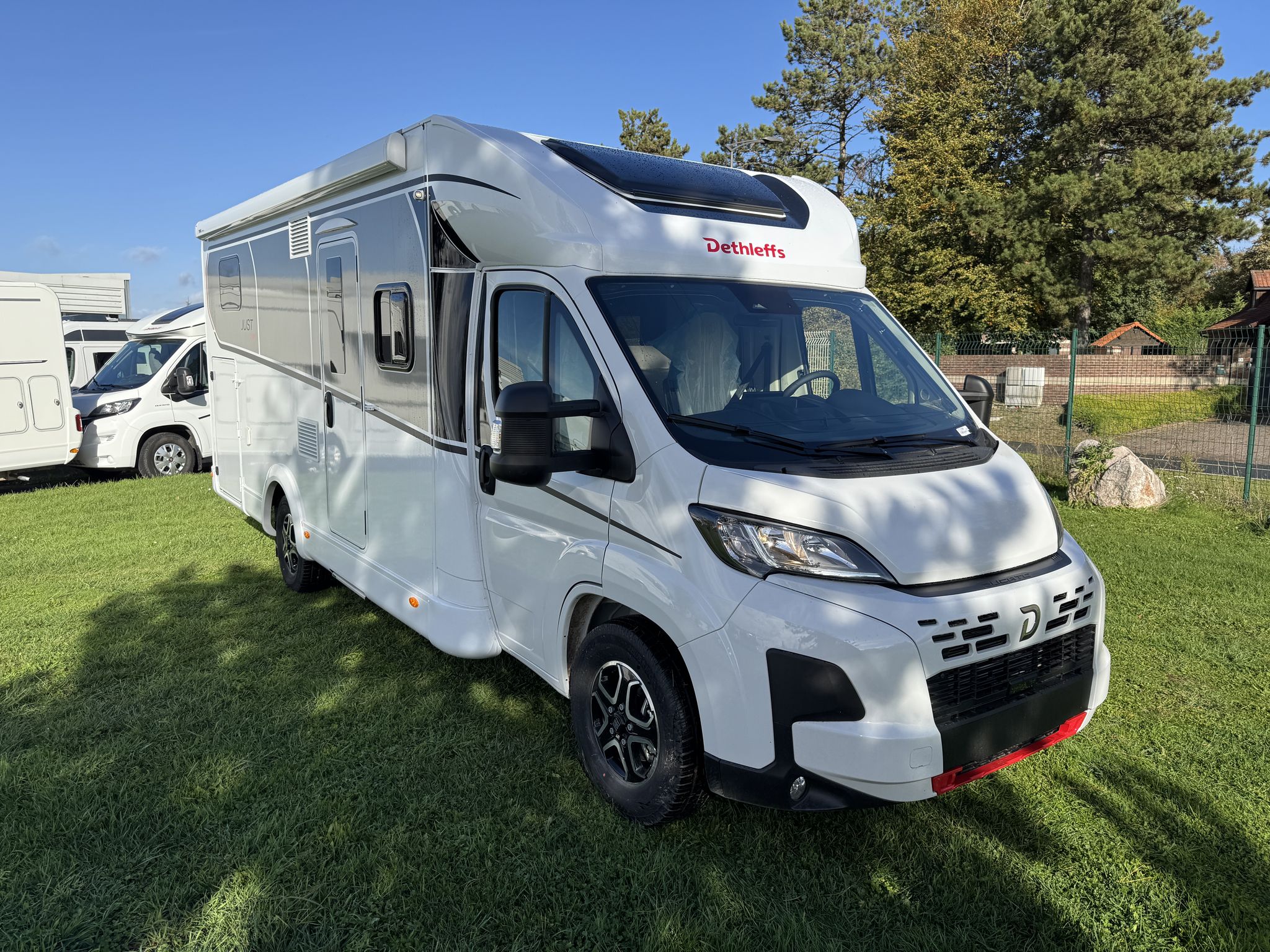 PROFILÉ DETHLEFFS JUST CAMP T7052EBL ACTIVE – LITS JUMEAUX + PAVILLON – SALON FACE / FACE – BOITE AUTO – TOUT ÉQUIPÉ